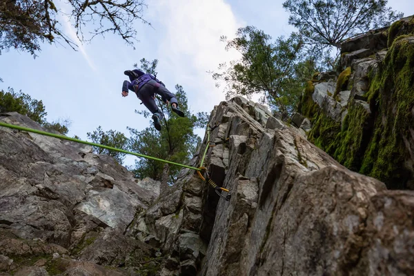 Scalatore Roccia Che Cade Dal Bordo Della Scogliera Durante Arrampicata — Foto Stock