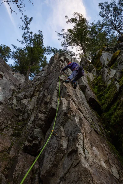 Escalador Rochas Subir Beira Penhasco Tomado Área Perto Squamish Whistler — Fotografia de Stock