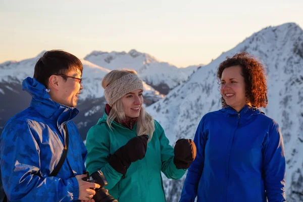 Freunde Des Paares Treffen Sich Auf Einem Berg Bei Einem — Stockfoto