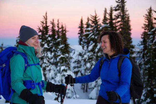 Freunde Des Paares Treffen Sich Auf Einem Berg Bei Einem — Stockfoto