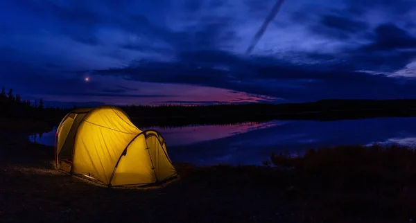 Oświetlonym Namiocie Przyrodzie Pobliżu Jeziora Spokój Podczas Wibrujący Zachód Słońca — Zdjęcie stockowe