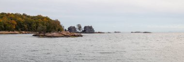 Panoramik bir bulutlu gün boyunca Rocky sahilindeki konut evler üzerinde. New Haven, Connecticut, Amerika Birleşik Devletleri'Atlantik Okyanusu üzerinde gerçekleştirilen.