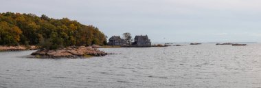 Panoramik bir bulutlu gün boyunca Rocky sahilindeki konut evler üzerinde. New Haven, Connecticut, Amerika Birleşik Devletleri'Atlantik Okyanusu üzerinde gerçekleştirilen.