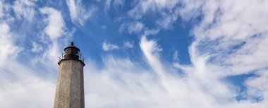 Panoramik görünümü üzerinde bir bulutlu sabah sırasında Atlas Okyanusu kıyısındaki bir deniz feneri. Alınan deniz feneri noktası Park, New Haven, Connecticut, Amerika Birleşik Devletleri.