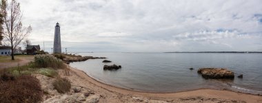 Panoramik görünümü üzerinde bir bulutlu sabah sırasında Atlas Okyanusu kıyısındaki bir deniz feneri. Alınan deniz feneri noktası Park, New Haven, Connecticut, Amerika Birleşik Devletleri.