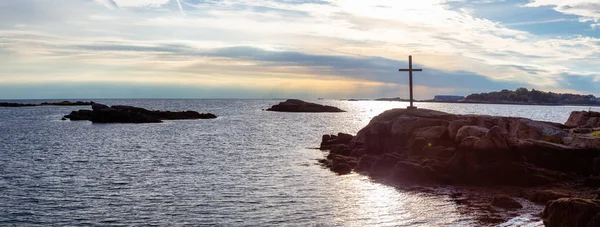 Widok Panoramiczny Seascape Krzyża Skalistym Brzegu Podczas Wibrujący Zachód Słońca — Zdjęcie stockowe