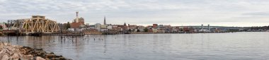 New London, Connecticut, Amerika Birleşik Devletleri - 26 Ekim 2018: panoramik bir bulutlu gün boyunca kentin.