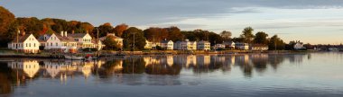 Panoramik canlı gün doğumu sırasında gizemli nehir tarafından konut evler. Mystic, Stonington, Connecticut, Amerika Birleşik Devletleri alınan.