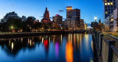 Güneş battıktan sonra renkli gece boyunca güzel bir modern şehir şehir doğal görünümünü Providence, Rhode Island, Amerika Birleşik Devletleri - 25 Ekim 2018:.