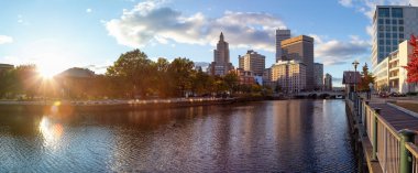 Providence, Rhode Island, Amerika Birleşik Devletleri - 25 Ekim 2018: panoramik manzaralı güzel bir modern şehir şehir canlı bir güneşli gün batımı sırasında.