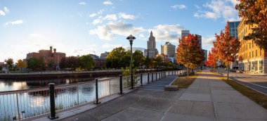 Providence, Rhode Island, Amerika Birleşik Devletleri - 25 Ekim 2018: panoramik manzaralı güzel bir modern şehir şehir canlı bir güneşli gün batımı sırasında.