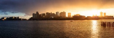 Panoramik cityscape modern bir şehir şehir canlı bir gün batımı sırasında dikkat çekici. Lopresti Park, Boston, Massachusetts, Amerika Birleşik Devletleri başkentten alınan.