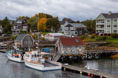 Kittery, Maine, Amerika Birleşik Devletleri - 24 Ekim 2018: bulutlu sabah sırasında Badger'ın adada marina Park tekneler.
