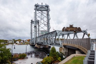 Portsmouth, New Hampshire, Amerika Birleşik Devletleri - 24 Ekim 2018: Memorial Köprüsü Nehri bir bulutlu gün boyunca.