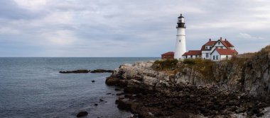 Portland kafa feneri güzel panoramik manzaralı Atlantik Okyanusu kıyısında. Fort Williams Park, Portland, Maine, Amerika Birleşik Devletleri alınan.