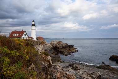 Atlantik Okyanusu kıyısında güzel görünümü Portland Head deniz feneri. Fort Williams Park, Portland, Maine, Amerika Birleşik Devletleri alınan.