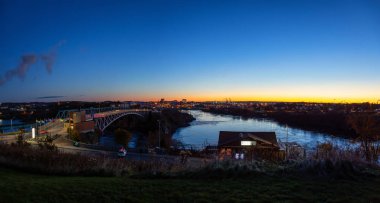Saint John, New Brunswick, Kanada - 22 Ekim 2018: Panoramik görünümü olan ters düşüyor köprü sırasında renkli bir gündoğumu.