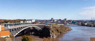 Saint John, New Brunswick, Kanada - 21 Ekim 2018: Panoramik görünümü olan ters düşüyor köprü sırasında güneşli bir gün.