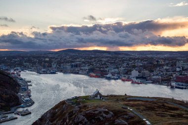 St. John's, Newfoundland, Canada - 18 Ekim 2018: sinyal Hill National Historic Site tepesinden günbatımı görünümü.