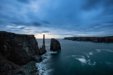 Bulutlu gün doğumu sırasında kayalık bir Atlantik Okyanusu kıyılarının güzel deniz manzarası. Spillars Cove, Bonavista, Newfoundland ve Labrador, Kanada alınan.