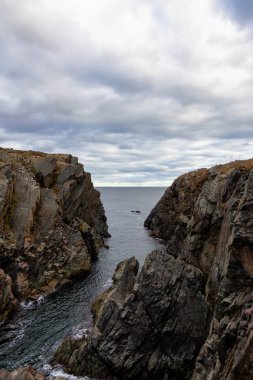 Rocky Atlantik Okyanusu kıyısı bulutlu bir akşam sırasında. Bonavista, Newfoundland, Kanada'da alınan.