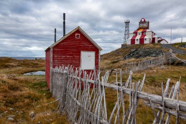 Bulutlu bir akşam sırasında Atlas Okyanusu kıyısında güzel görünümü Bonavista deniz feneri. Çekilen Newfoundland, Canada.