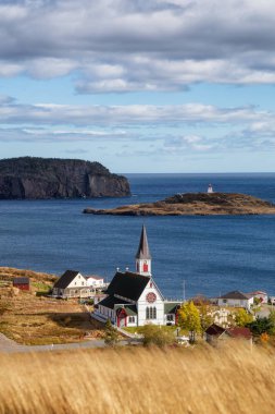 Havadan görünümü güneşli bir gün boyunca Atlantik Okyanusu kıyısında küçük bir kasaba. Trinity, Newfoundland ve Labrador, Kanada alınan.