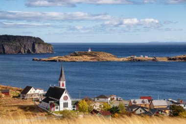 Havadan görünümü güneşli bir gün boyunca Atlantik Okyanusu kıyısında küçük bir kasaba. Trinity, Newfoundland ve Labrador, Kanada alınan.