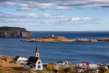 Havadan görünümü güneşli bir gün boyunca Atlantik Okyanusu kıyısında küçük bir kasaba. Trinity, Newfoundland ve Labrador, Kanada alınan.