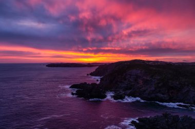Renkli gün doğumu sırasında kayalık bir Atlantik Okyanusu kıyısında çarpıcı deniz manzarası görünümü. Karga baş, Kuzey Twillingate Island, Newfoundland ve Labrador, Kanada alınan.