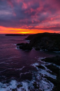 Renkli gün doğumu sırasında kayalık bir Atlantik Okyanusu kıyısında çarpıcı deniz manzarası görünümü. Karga baş, Kuzey Twillingate Island, Newfoundland ve Labrador, Kanada alınan.