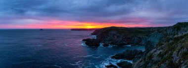 Renkli gün doğumu sırasında kayalık bir Atlantik Okyanusu kıyısında çarpıcı panoramik deniz manzarası görünümü. Karga baş, Kuzey Twillingate Island, Newfoundland ve Labrador, Kanada alınan.