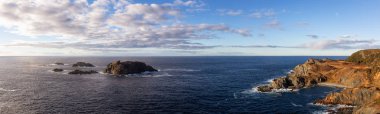 Canlı bir gün batımı sırasında kayalık bir Atlantik Okyanusu kıyısında çarpıcı panoramik deniz manzarası görünümü. Karga baş, Kuzey Twillingate Island, Newfoundland ve Labrador, Kanada alınan.