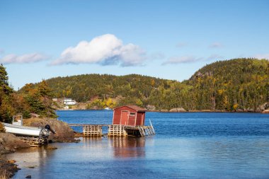 Bulutlu bir akşam sırasında Atlas Okyanusu kıyısında küçük bir kasaba görünümünü. Tilt Cove, Newfoundland ve Labrador, Kanada.
