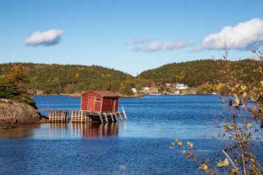 Bulutlu bir akşam sırasında Atlas Okyanusu kıyısında küçük bir kasaba görünümünü. Tilt Cove, Newfoundland ve Labrador, Kanada.