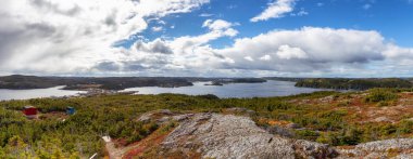 Kanadalı bir manzara panoramik manzaralı bir bulutlu sabah sırasında Atlas Okyanusu kıyısında. Mızrakları kol, Newfoundland ve Labrador, Kanada.