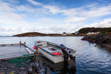 Bulutlu bir akşam sırasında Atlas Okyanusu kıyısında küçük bir kasaba görünümünü. Tuz Harbour, Newfoundland ve Labrador, Kanada.
