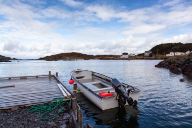 Bulutlu bir akşam sırasında Atlas Okyanusu kıyısında küçük bir kasaba görünümünü. Tuz Harbour, Newfoundland ve Labrador, Kanada.
