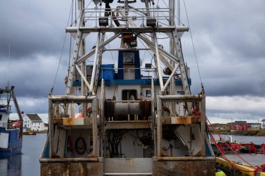 Twillingate, Newfoundland, Canada - 15 Ekim 2018: bulutlu sabah sırasında bir Marinada Park balıkçı tekneleri.