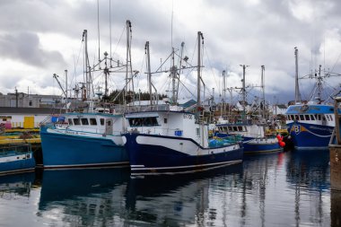 Twillingate, Newfoundland, Canada - 15 Ekim 2018: bulutlu sabah sırasında bir Marinada Park balıkçı tekneleri.