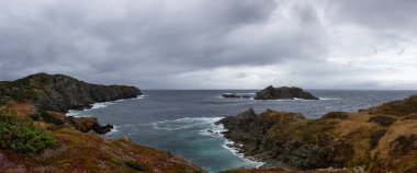 Panoramik manzaralı bir bulutlu gün boyunca kayalık bir Atlantik Okyanusu kıyılarının. Uykulu Cove, karga baş, Twillingate, Newfoundland, Kanada'da alınan.