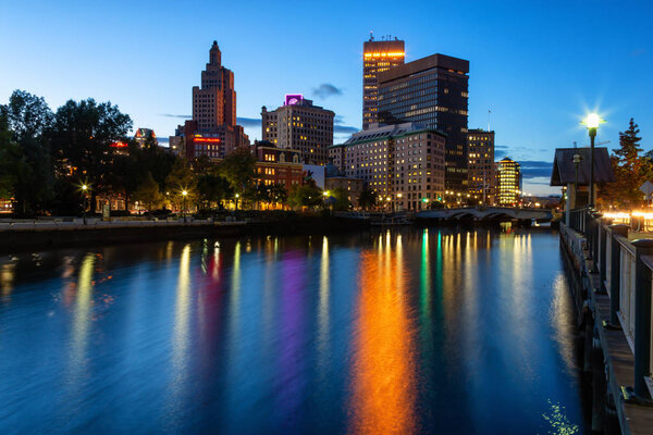Провиденс, Род-Айленд, США - 25 октября 2018 года: живописный вид на красивый современный центр города во время красочной ночи после заката
.
