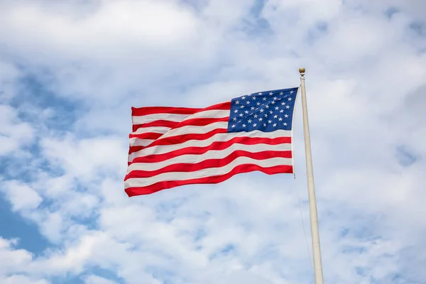 Bulutlu Zemin Üzerine Amerikan Bayrağı — Stok fotoğraf