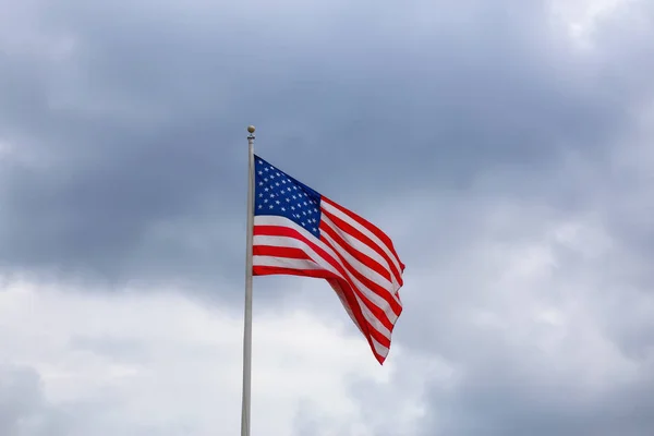 Bulutlu Zemin Üzerine Amerikan Bayrağı — Stok fotoğraf
