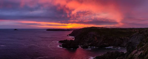 Atemberaubender Meerblick Auf Eine Felsige Atlantikküste Während Eines Farbenfrohen Sonnenaufgangs — Stockfoto