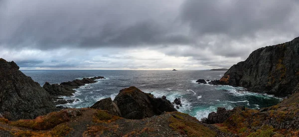 在多云的日出中欣赏到岩石大西洋海岸的美丽风景 拍摄于加拿大纽芬兰的睡湾 乌鸦头 双人湾 — 图库照片