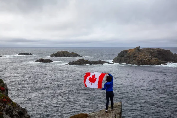 대서양 연안에는 캐나다 국기를 까마귀 Twillingate 뉴펀들랜드 캐나다에서 — 스톡 사진