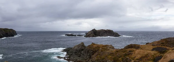Panoramablick Auf Eine Felsige Atlantikküste Während Eines Bewölkten Tages Aufgenommen — Stockfoto