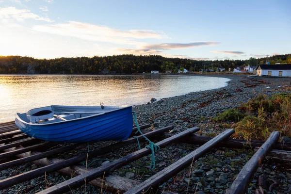 Ahşap tekne tarafından Atlantik Okyanusu kıyısında canlı gün doğumu sırasında döşeme. Sahilde yer alan, alınan Newfoundland, Canada.