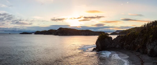 在充满活力的日出中 可欣赏到岩石大西洋海岸的全景景观 拍摄于加拿大海滨 纽芬兰和拉布拉多 — 图库照片